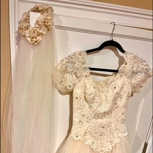 Bridal dress size 6 Elegant ivory with head piece to match gorgeous!! Looks New